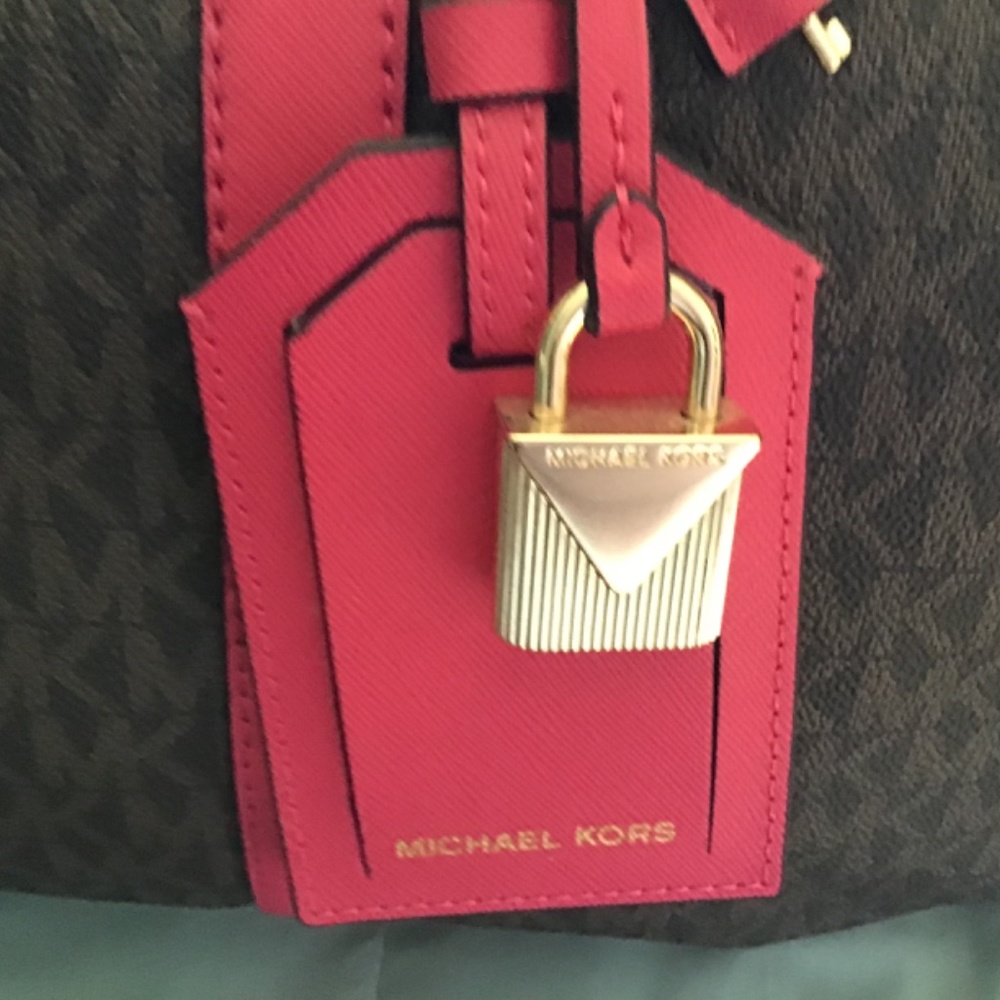 Gorgeous Mk tote and traveler - Picture 11 of 16